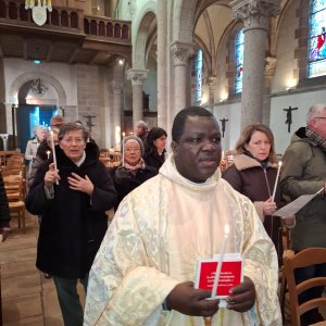 Père Narcisse, prêtre béninois.