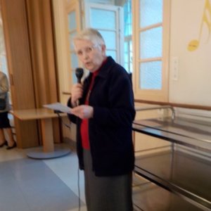 Soeur Jacqueline salue toutes les personnes